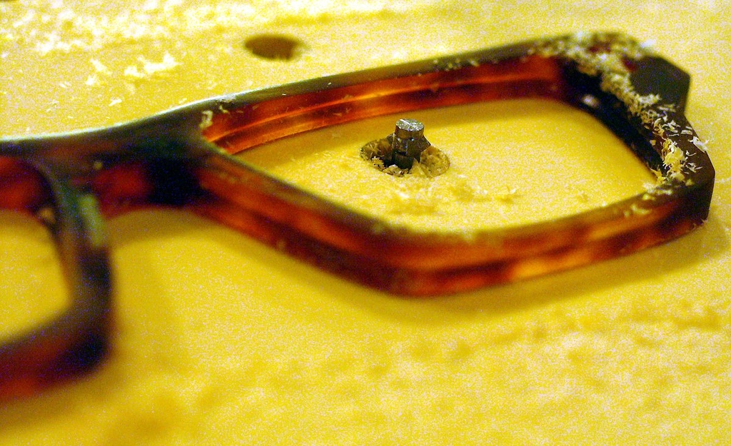 How to carve a groove for glass lenses when cutting glasses shapes